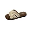 Sandalias de Playa para Mujer, Suela Plana, Adecuadas para Usar con Faldas 2026, Nuevo Estilo Perla, Versátiles para el Verano, Sandalias Slip-On Inspiradas en Chanel