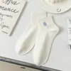 Meias Novas Femininas para Primavera e Verão Meias Brancas Bordadas Femininas Anti-Pilling Meias Esportivas Cano Curto Respiráveis Modernas Meias de Algodão Cano Curto para Mulheres