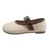 Sapatos baixos versáteis plus size para mulheres, novos sapatos Mary Jane primavera e outono 2026, bico redondo, corte baixo, tira única com fivela, sapatos pequenos de couro
