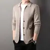 Novo suéter de tricô masculino com gola virada para outono e inverno, estilo europeu e americano, cardigã popular de abotoamento simples com bolsos