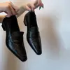 Sapatos femininos de couro estilo retrô britânico com textura de pele de carneiro, bico quadrado, simples e versáteis para o trabalho, mocassins slip-on de salto grosso para mulheres