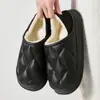 Chinelos de inverno femininos de algodão com forro de pelúcia, calcanhar fechado, confortáveis para uso doméstico, chinelos de pelúcia para ambientes internos para casais, chinelos de algodão quentes de inverno para homens