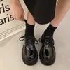 Sapatos pretos de couro com sola grossa e forro de fleece, novos para 2026 outono e inverno, versáteis, estilo britânico, com cadarço, plataforma, mocassins para mulheres