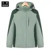 Venta al por mayor de fábrica ropa de asalto para exteriores para hombre y mujer tres en uno dos piezas desmontable a prueba de viento impermeable traje de montañismo