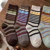Meias retro estilo coreano inspiradas na floresta, com blocos de cores listrados, de comprimento médio para a panturrilha, para mulheres, respiráveis, adequadas para outono e inverno, perfeitas com sandálias Birkenstock, malha de agulha dupla e com design franzido.