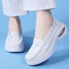 Suministrados directamente por el fabricante, estos zapatos blancos para enfermera, de punta fina y con amortiguación de aire, ofrecen absorción de impactos y características antideslizantes, lo que facilita ponérselos y quitárselos.. Son ideales para el personal médico y están disponibles para venta al por mayor.