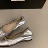 Primer encuentro de la temporada: Zapatos rojos poco profundos de mariposa que aumentan la altura, zapatos de primavera y otoño con gorro y dobladillo, combinados con una falda, zapatos planos Mary Jane