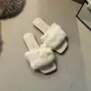 Chinelos peludos estilosos para mulheres, adequados para uso externo no outono de 2026, chinelos planos antiderrapantes do dia a dia com um toque de luxo