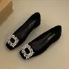 2026 Novos Sapatos de Salto Médio com Fivela Quadrada de Strass para Mulheres Sapatos de Bico Quadrado de Corte Baixo Temperamento Retro Francês Sapatos Pequenos de Couro para o Trabalho
