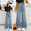 Calças para meninas, nova coleção primavera/outono 2026, jeans infantil de perna reta, forrado com fleece e espessado, calças casuais de perna larga para meninas pequenas, estilo moderno
