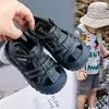 Sapatos Infantis 2026 Novo Estilo Antiderrapantes Respiráveis Sapatos para Crianças Pequenas Moda Feminina Versáteis Sapatos de Praia Sandálias de Dedo Fechado de Verão