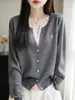 Cardigan de tricô fino com gola redonda, peça falsa de duas peças com quatro botões, para outono e inverno, com design único, jaqueta de tricô versátil para mulheres