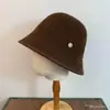Chapéu de Tricô Estilo Balde Pequeno Chanel, Moderno e Sofisticado, para Mulheres, Chapéu de Aba Curta Redondo para Outono e Inverno, Estiloso e Elegante, Chapéu de Balde que Afina o Rosto