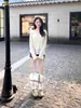 Blusa Feminina de Cor Damasco, Estilo Desejo Puro, Gola V Pequena, Proteção Solar, Tecido Leve, Estilo Fino para o Verão 2026, com Bordas Franzidas, Camiseta de Manga Longa para Camadas