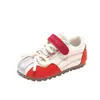 Zapatos de entrenamiento alemanes de cuero de moda para niños, nueva colección primavera/otoño 2026, zapatillas de suela blanda para niñas y zapatos casuales para niños con correas de velcro