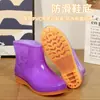 Botas de chuva femininas impermeáveis e antiderrapantes, modelos de cano médio e alto, sapatos de borracha para adultos, adequados para cozinha, com forro de algodão adicionado para aquecimento, adequados para trabalho e como meias-botas