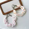 Fábrica grande de Yiwu verano nuevo estilo coreano exquisito hebilla plana scrunchie plisado cadena para teléfono colgante para teléfono llavero