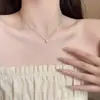 Collar Delgado Pequeño de Trébol de Cuatro Hojas de la Suerte, Nicho de Lujo Ligero con un Toque de Alta Gama, Cadena para la Clavícula, Accesorio Versátil y Exquisito