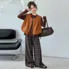 Traje para Niñas Primavera y Otoño 2026 Nuevo Elegante de Moda Chaleco de Cuero para Niños Conjunto de Tres Piezas Ropa de Otoño para Bebé Niña