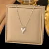 [Collar de Acero de Titanio Dorado + Color Acero] Moda de Lujo Ligero para Mujer El Más Fácil de Combinar Cadena para Clavícula Collar de Amor de Nicho de Gama Alta