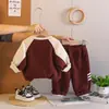 Conjunto casual estilo coreano para niños, edades de 1 a 5 años, nueva colección de otoño, sudadera de manga larga con estampado de letras y conjunto de sudadera con capucha de cuello redondo