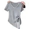 Camiseta Irregular de Manga Curta com Decote V Plus Size para Mulheres, Novo Estilo de Verão, Emagrecimento e Design Único com Detalhes de Amarração