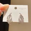 Pendientes de botón con diseño de pluma de diamante incrustado de aguja plateada Estilo fresco de nicho Pendientes de moda Lujo ligero Sensación de alta gama Accesorios de pendientes personalizados