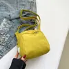 Bolsas Transfronteiriças Outono e Inverno para Mulheres 2026 Nova Bolsa Leve de Tecido de Nylon Nicho Formato de Concha Bolsa Transversal Simples e Versátil