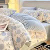 Funda de Edredón de Terciopelo de Leche Juego de Cama de Cuatro Piezas Tallado Sábanas Gruesas y Cálidas Edredón Juego de Tres Piezas para el Hogar Invierno de Alta Gama