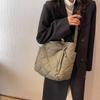 Bolsas novas de outono e inverno 2023 transfronteiriças bolsa tote de grande capacidade bordado com linha de bordado em losango bolsa de ombro acolchoada de algodão para meninas