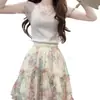 Top de punto blanco con encaje estilo francés, escote en V y manga corta para mujer, nueva colección de verano 2025, puro y deseable, con una estética de alta gama, absolutamente hermoso