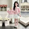Conjunto de Dos Piezas de Moda Verano 2026: Top Elegante de Solapa Manga Corta y Falda de Encaje con Lazo Dulce y Linda