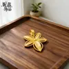Nuevo colgante estilo chino de flor de cinco pétalos cepillada, bañado en oro, con patrón de cuerda trenzada y diseño de flor hueca, accesorio de cadena para clavícula de mujer