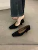 Elegantes sapatos de salto alto vintage para mulheres, coleção outono 2025, camurça, saltos finos, perfeitos com vestidos, adequados para o trabalho ou uso casual, sapatos de vovó