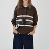 Top de punto fino a rayas y bloques de color con cuello polo holgado de Shengqiao Cafe