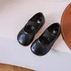 Sapatos de couro estilosos para meninas 2026 primavera e outono novos sapatilhas com solas macias, design para calçar facilmente para crianças mais velhas, sapatos de um só tom modernos e elegantes