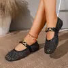 Nova coleção de primavera e verão de sapatos baixos femininos plus size com solas macias, malha respirável e detalhes de corrente metálica vazada para um look casual