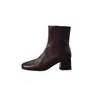 Novas botas curtas femininas em couro bovino de flor integral com acabamento desgastado, apresentando bico redondo, zíper lateral e salto médio grosso.