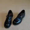 Zapatos de cuero de estilo británico con tachuelas de moda, nuevos mocasines versátiles en color café para mujeres petite, con tacón grueso