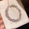 Pulseira geométrica floral oca em formato de diamante de zircônia, um acessório luxuoso e de alta qualidade, uma joia única e estilosa que complementa qualquer look, projetada para mulheres.