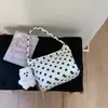 Bolso cruzado de nailon con lunares de nicho para mujer 2025 Nuevo bolso versátil de hombro y axila para salir y trabajar Bolso de mano pequeño
