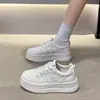 Zapatos blancos de suela gruesa nuevos para mujer, versátiles para otoño 2026, zapatillas de estudiante con punta redonda, zapatos deportivos casuales, zapatos de tela de moda