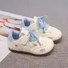 Zapatos Blancos para Bebé Primavera/Verano 2026 Zapatos de Entrenamiento Caminar Finos para Niñas Transpirables Casuales Zapatos de Pan para Niños