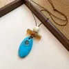 Colar com cordão de couro retrô e pingente oval, um acessório de moda luxuoso e estiloso, perfeito para combinar com suéteres, uma joia única e versátil para mulheres