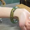 Pulsera de Jade Hetian Natural con Diseño de Peonía en Relieve Dorado, Modelo para Mujer, Regalo de Cumpleaños Perfecto para Mamá, Banda Ancha, Excelente Calidad