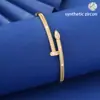 Pulseira Irregular de Cobre com Zircônia Incrustada em Forma de Coração de Luxo Leve de Alta Qualidade, Venda Quente Transfronteiriça, Joia de Mão Exquisita, Fashion e Versátil