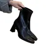 Botas de salto alto de couro para mulheres, novo modelo 2026, botas estilo Martin com bico quadrado, salto grosso preto, elásticas, botas populares de corte justo