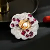 Broche Florido Rico Estilo Chinês Diamante Colorido Pérola de Água Doce Inlaid com Formato de Rosa Corsage de Roupa Broche Anti-Exposição para Gola