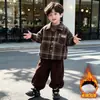 Conjunto de ropa de invierno para niños 2026 nuevo elegante bebé otoño e invierno chaqueta a cuadros conjunto de tres piezas ropa de invierno para niños