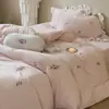 Conjunto de Quatro Peças Bordado em Veludo de Leite de Alto Peso para Inverno Estilo Fofo Conjunto de Três Peças em Veludo de Leite Capa de Edredom Quente Espessada